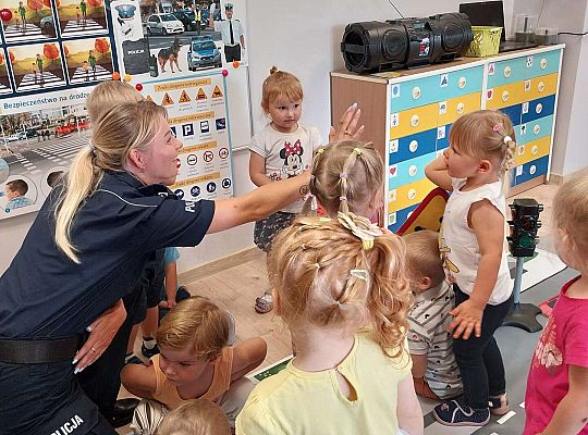 Grupa dzieci z Policjantką