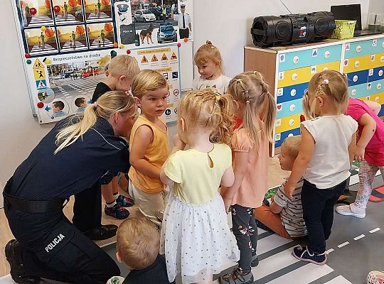 Grupa dzieci z Policjantką