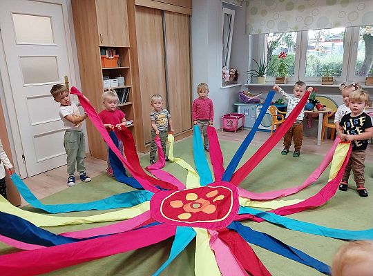 Grupa dzieci z chustą animacyjną