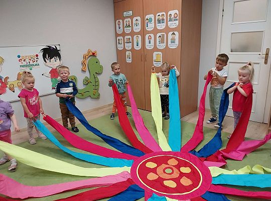 Grupa dzieci z chustą animacyjną