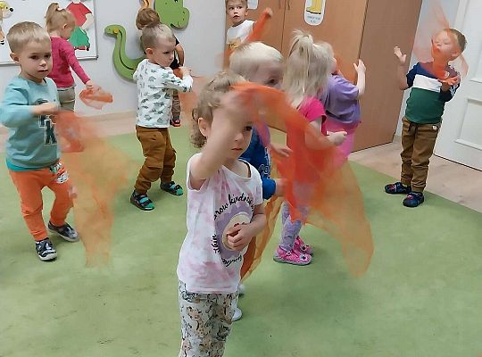 Dzieci tańczą z kolorowymi chusteczkami