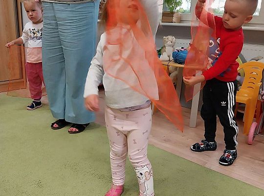 Dzieci tańczą z kolorowymi chusteczkami