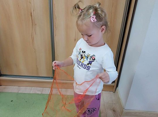 Dziewczynka z kolorową chustką