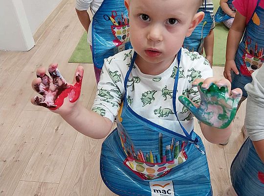 Chłopiec z rączkami w farbie