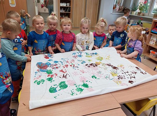 Dzieci prezentują swoją prace