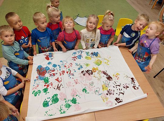 Dzieci prezentują swoją prace