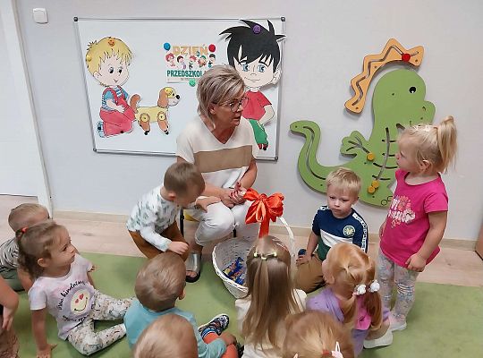 Pani Dyrektor ze słodką niespodzianką dla dzieci