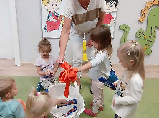 Pani Dyrektor ze słodką niespodzianką dla dzieci