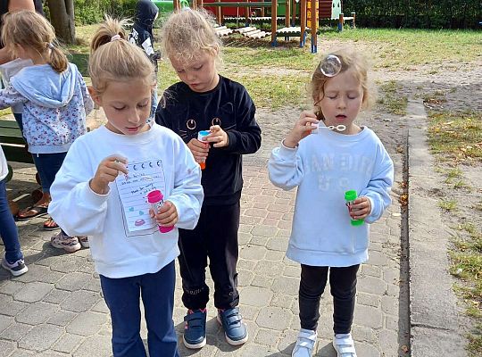 Dziewczynki puszczają bańki mydlane