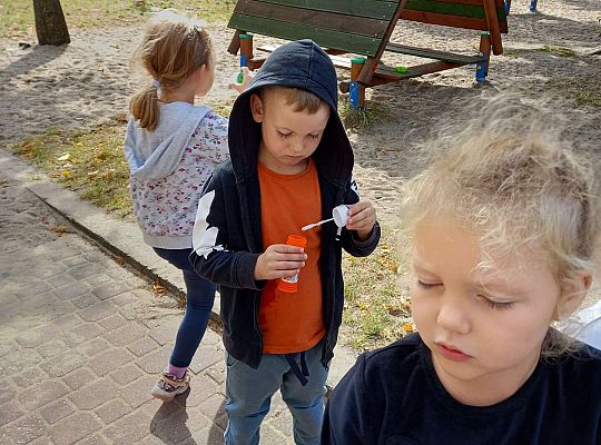 Chłopiec puszcza bańki mydlane