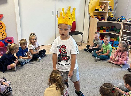 Solenizant częstuje dzieci