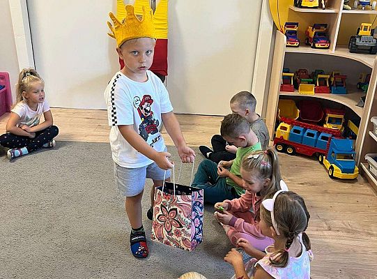 Solenizant częstuje dzieci