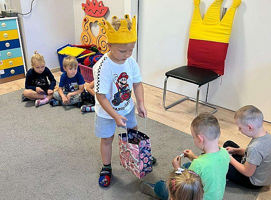 Solenizant częstuje dzieci