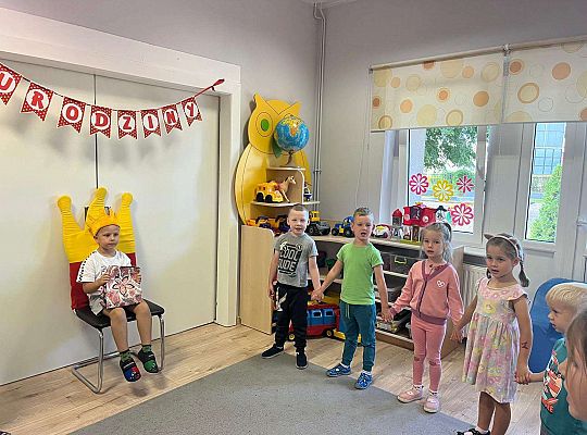 Dzieci składają życzenia solenizantowi