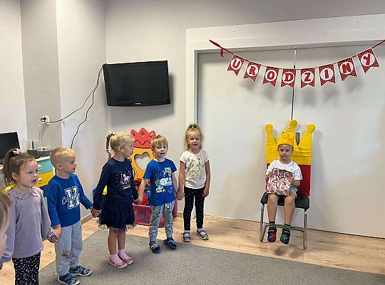 Dzieci składają życzenia solenizantowi