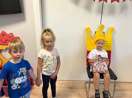 Dzieci składają życzenia solenizantowi