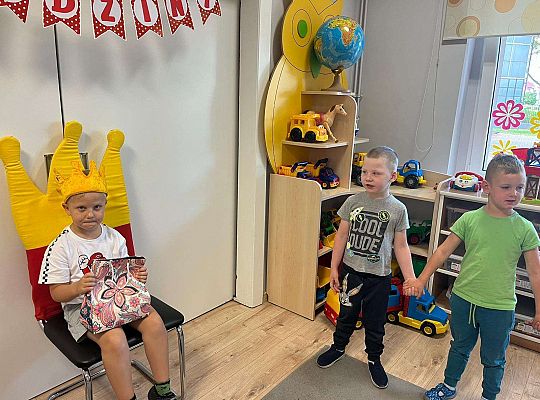 Dzieci składają życzenia solenizantowi