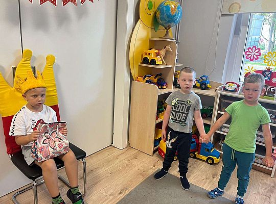 Dzieci składają życzenia solenizantowi