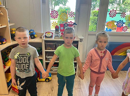 Dzieci  śpiewają "sto lat "