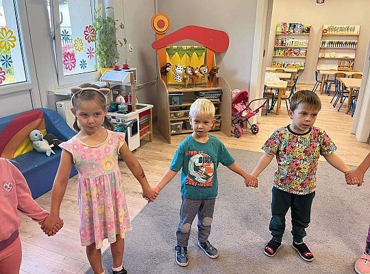 Dzieci śpiewają "sto lat"