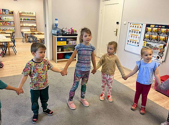 Dzieci śpiewają"sto lat "