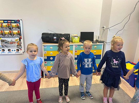 Dzieci śpiewają "sto lat"