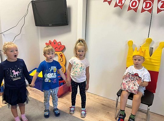 Dzieci składają życzenia solenizantowi