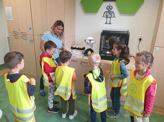 Gr. IV  Wyjście do Szkoły Podstawowej nr 1. Programowanie i kodowanie w ramach projektu "Laboratoria przyszłości".