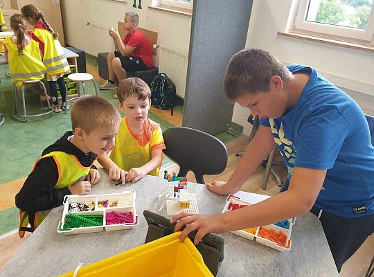 Gr. IV  Wyjście do Szkoły Podstawowej nr 1. Programowanie i kodowanie w ramach projektu "Laboratoria przyszłości".