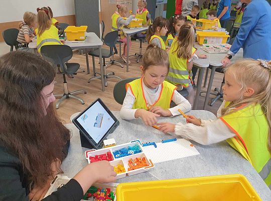 Gr. IV  Wyjście do Szkoły Podstawowej nr 1. Programowanie i kodowanie w ramach projektu "Laboratoria przyszłości".