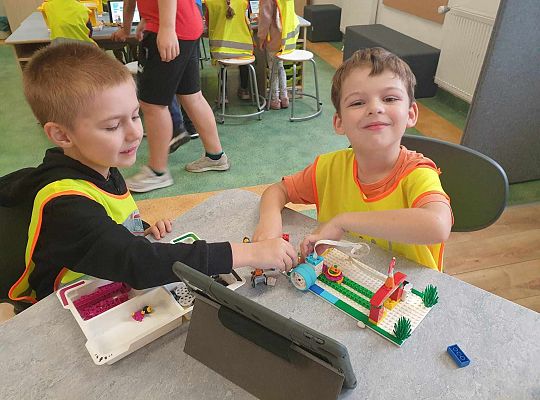 Gr. IV  Wyjście do Szkoły Podstawowej nr 1. Programowanie i kodowanie w ramach projektu "Laboratoria przyszłości".