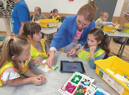 Gr. IV  Wyjście do Szkoły Podstawowej nr 1. Programowanie i kodowanie w ramach projektu "Laboratoria przyszłości".