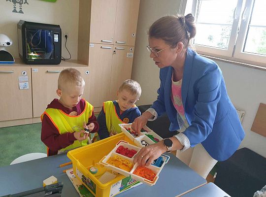 Gr. IV  Wyjście do Szkoły Podstawowej nr 1. Programowanie i kodowanie w ramach projektu "Laboratoria przyszłości".