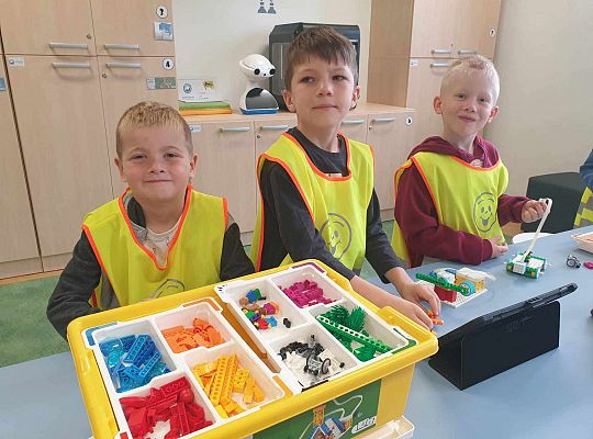 Gr. IV  Wyjście do Szkoły Podstawowej nr 1. Programowanie i kodowanie w ramach projektu "Laboratoria przyszłości".