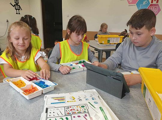 Gr. IV  Wyjście do Szkoły Podstawowej nr 1. Programowanie i kodowanie w ramach projektu "Laboratoria przyszłości".