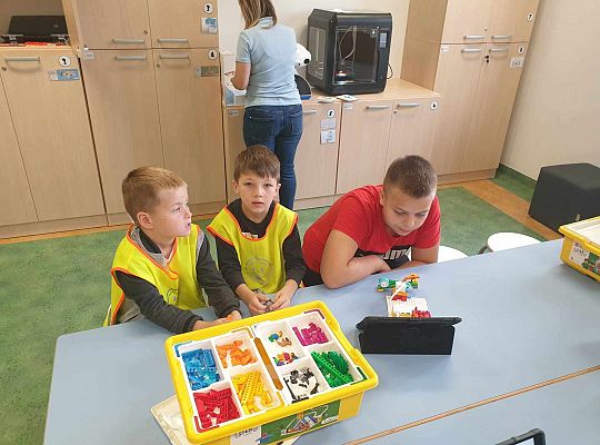 Gr. IV  Wyjście do Szkoły Podstawowej nr 1. Programowanie i kodowanie w ramach projektu "Laboratoria przyszłości".