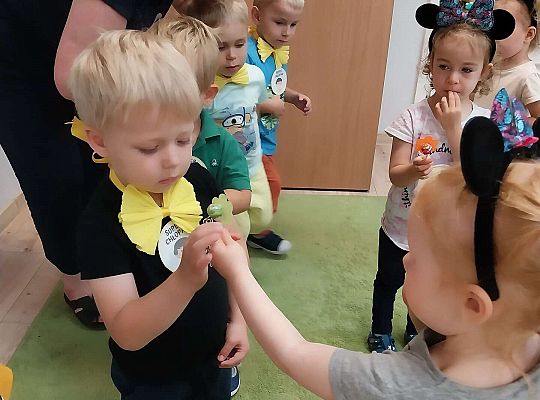 Dziewczynki dają prezent chłopcom