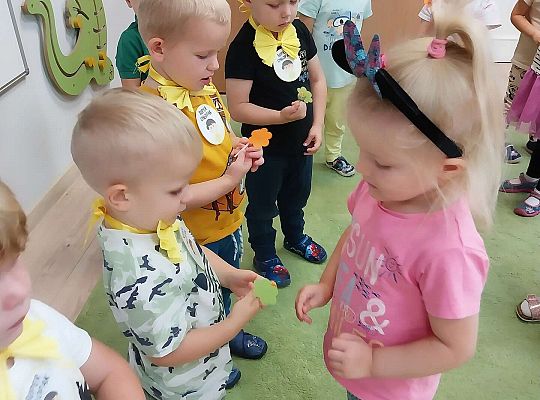 Dziewczynki dają prezent chłopcom