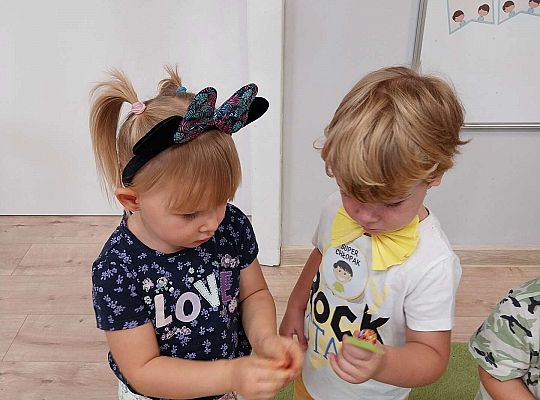 Dziewczynki dają prezent chłopcom