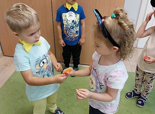 Dziewczynki dają prezent chłopcom