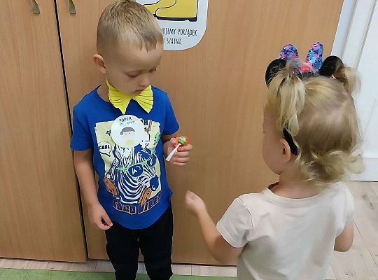 Dziewczynki dają prezent chłopcom