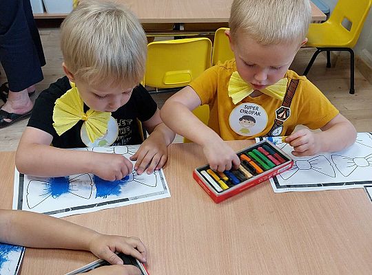 Dzieci kolorują kokardki