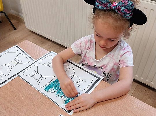 Dzieci kolorują kokardki