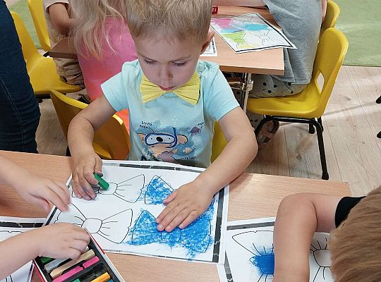 Dzieci kolorują kokardki