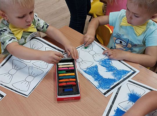 Dzieci kolorują kokardki