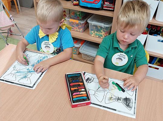 Dzieci kolorują kokardki