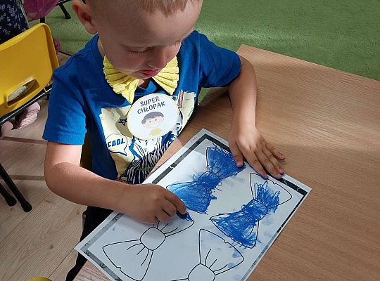 Dzieci kolorują kokardki