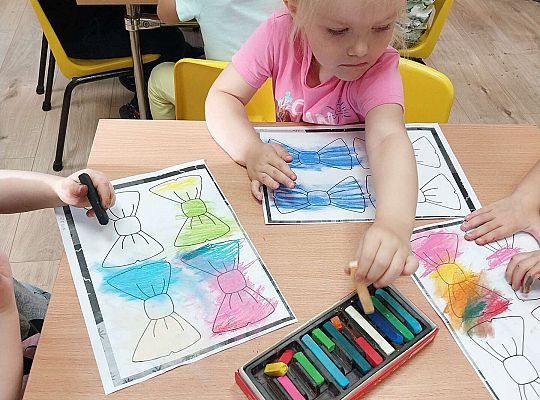 Dzieci kolorują kokardki