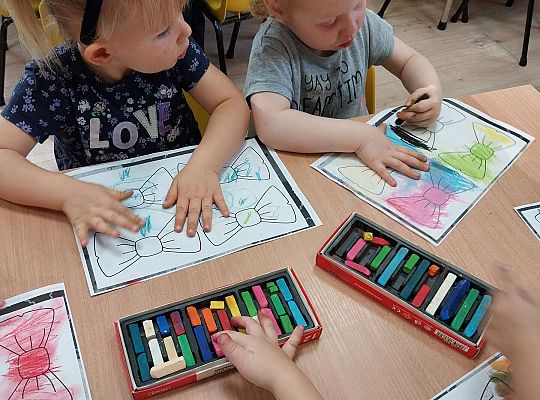 Dzieci kolorują kokardki