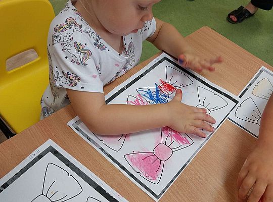 Dzieci kolorują kokardki